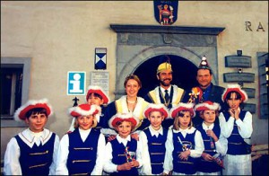 Die junge Mädchengarde mit Prinzenpaar und Bürgermeister Sepp Pleikner